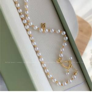 สร้อยคอจี้สไตล์เรโทรฝรั่งเศส พร้อมตัวล็อคแบบ OT และไข่มุกเทียม สร้อยคอระดับไฮเอนด์ ดีไซน์เฉพาะตัว ให้ความรู้สึกหรูหราเบาๆ - Product Image 5