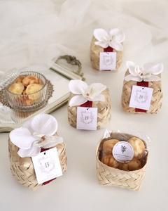 Caja de Regalo Cuadrada de Bambú Tejido a Precio Económico con Orquídea Blanca y Etiqueta para Boda - Product Image 1