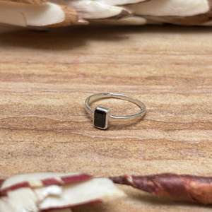 Anillo de Boda Moderno Rectangular Minimalista de Ónix Negro con Corte Esmeralda, Geométrico, Chapado en Plata y Oro de 18K para Mujer, Venta al por Mayor - Product Image 2