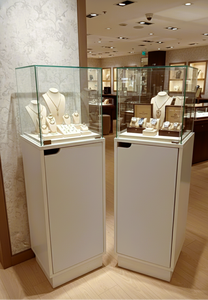 Vitrine de présentation moderne et minimaliste en verre trempé blanc TMG-G411-1 (ECO) pour objets de collection, décorations, usage domestique ou hôtelier - Product Image 4