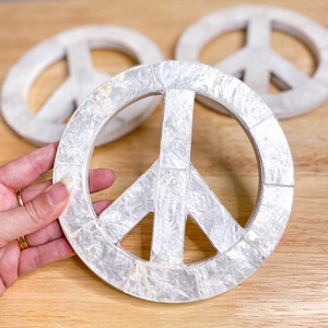 Sculpture murale en forme de signe de paix, best-seller, œuvre d'art en nacre. - Product Image 3