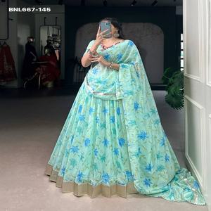 Nueva Tendencia de Moda Elegante: Conjunto de Lehenga-Choli y Dupatta de Seda Tabby con Estampado Floral y Detalles de Encaje, Fabricante de Moda Femenina - Product Image 1