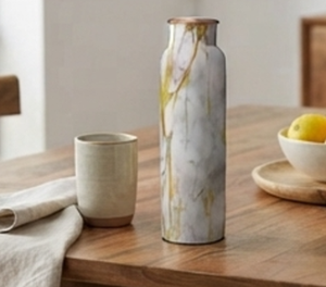 Elegante botella de cobre con patrón de mármol blanco, diseño dorado y minimalista moderno para viajes, hogar y oficina. - Product Image 3