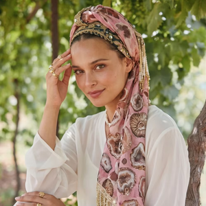 Foulard carré imprimé sur mesure avec pompons, en soie légère, pour femme, foulard de mode, paréo de plage, fabricant OEM - Product Image 1