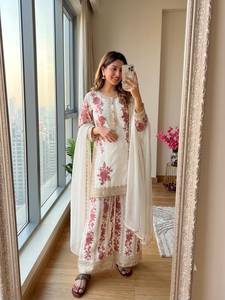 Ensemble prêt-à-porter entièrement cousu : Top en georgette à motifs étoiles et broderies magnifiques, avec pantalon palazzo et dupatta fantaisie. - Product Image 1