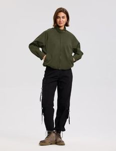 Chaqueta Bomber Verde Oliva Personalizada para Mujer, Cuello Alto, Cierre de Botones y Cremallera, Chaqueta Bomber Informal, Venta al Por Mayor OEM - Product Image 5