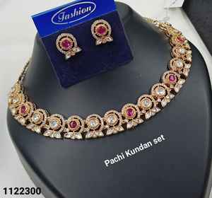 Conjunto de Joyería Étnica Nupcial de Latón Dorado con Circones y Kundan para Boda, Compromiso o Fiesta: Collar Gargantilla, Pendientes Colgantes y Tikka Tercero - Product Image 2