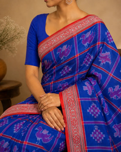 Sari Khandua Premium en coton bleu roi et rouge avec motifs traditionnels violets et roses, bordure géométrique, tenue ethnique indienne - Product Image 4