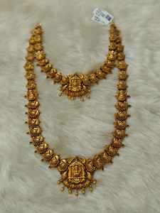 Conjunto de Collar de Oro Sólido de 22K |   Joyería nupcial tradicional del sur de la India con diseño de Lakshmi |   Haram con Acabado Dorado Antiguo - Product Image 3