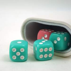 Copa de Dados Redonda Clásica Hecha a Mano OEM de Fábrica con Logotipo Personalizado, Cuero PU Blanco de Alta Calidad para Backgammon o Juegos de Mesa - Product Image 4