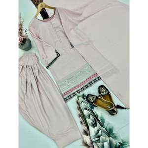 เสื้อชีฟองแฟนซีแขนสามส่วนปักลายประดับเลื่อม พร้อมผ้าคลุมไหล่และกางเกงขายาว - Product Image 2