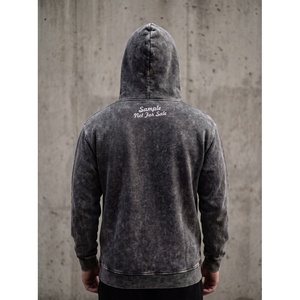 เสื้อฮู้ดสีเทาแบบฟอกกรดพร้อมลายพิมพ์ THE DEAD WALK ออกแบบมาเพื่อสไตล์สตรีทแวร์สุดเท่และทันสมัย - Product Image 3
