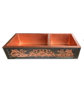 Fregadero de latón estilo rústico con tres paneles decorativos enmarcados con diseños florales ornamentados y un escudo heráldico central. - Product Image 3