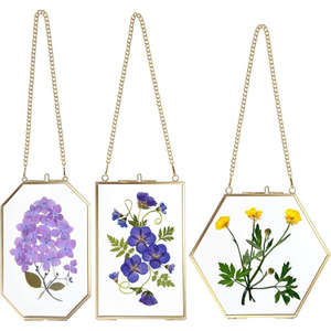 Marco de fotos cuadrado de metal con flores flotantes en cristal dorado, hecho a mano, para decoración botánica única del hogar, ideal para usar en mesa. - Product Image 2