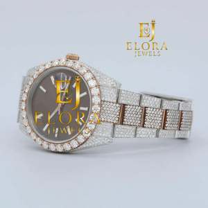 Montre à quartz argentée pour homme avec lunette recouverte de cristaux et bracelet à maillons larges - Product Image 4