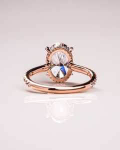 Bague solitaire élégante et luxueuse en or massif 14 carats avec diamant ovale de laboratoire serti à griffes et bande pavée, pour femme, idéale pour mariage ou fiançailles. - Product Image 3