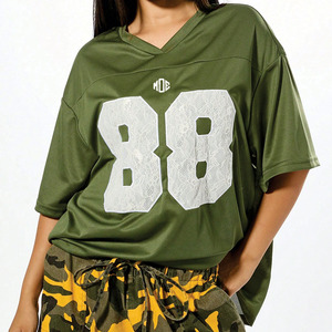 เสื้อฟุตบอลอเมริกันหญิงคุณภาพพรีเมียม สีเขียวมะกอก ผ้าตาข่าย คอวี ทรงโอเวอร์ไซส์ แต่งลายลูกไม้ติดหมายเลข รับผลิตตามสั่ง (OEM) สั่งซื้อจำนวนมาก ผลิตในสหรัฐอเมริกา - Product Image 6
