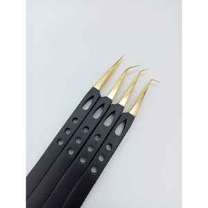 Pinzas para Pestañas Profesionales de Grado Salón, Chapadas en Oro, con Agarre Ergonómico Antiestático y Equilibrio - Product Image 1