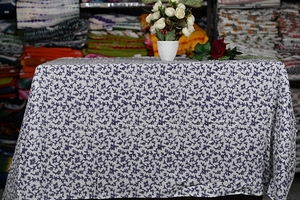 Mantel de Mesa Floral de Algodón Reutilizable, Ecológico, con Estampado de Bloques Moderno, Hecho a Mano en India, para Uso Doméstico - Product Image 3