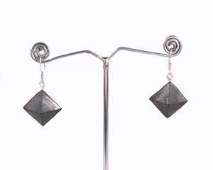 Pendientes de Espinela Negra Natural con Plata de Ley 925 |   Pendientes de Piedras Preciosas Tipo Stud/Drop |   Proveedor de Joyería de Plata al por Mayor - Product Image 1