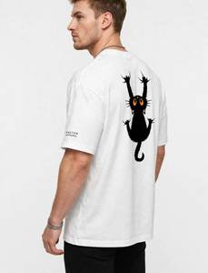 ONETEN APPAREL เสื้อยืดคอกลมแขนสั้นผู้ชายสีขาวพิมพ์ลายการ์ตูนแมวดำ - Product Image 5