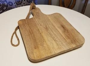 Planche à découper incurvée avec corde de suspension, surface épaisse et lisse, idéale pour couper, servir et décorer la cuisine de manière rustique - Product Image 4