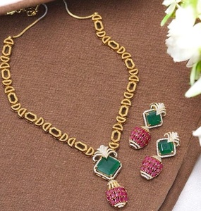 Elegante Juego de Collar y Aretes de Moissanita Chapados en Oro de Latón de Alta Calidad para Mujer - Regalo para Bodas y Fiestas - Product Image 2