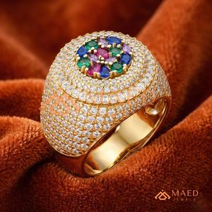 Anillo de Oro Amarillo de 18K para Hombre con Incrustaciones de Piedras Preciosas Arcoíris, Banda Abombada, Joyería Hip Hop, Anillo con Diamantes de Corte Baguette y Redondo - Product Image 4