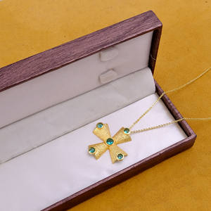 Collar con Colgante de Cruz de Latón Chapado en Oro con Topacio Azul Delicado - Collar Ajustable con Múltiples Piedras para Mujer - Product Image 4