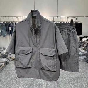 Veste demi-zippée grise à manches courtes pour homme avec poches latérales, légère, respirante, tenue décontractée d'été, design uni, coupe ample - Product Image 1