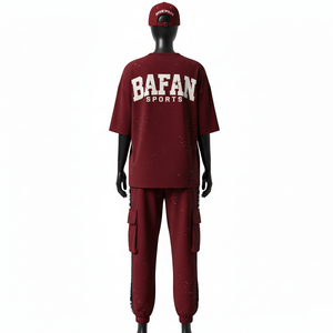 Ensemble deux pièces pour femme en molleton de coton de haute qualité, t-shirt et pantalon cargo à empiècements latéraux couleur bordeaux uni, logo imprimé personnalisé. - Product Image 2