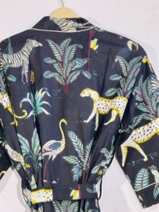 ชุดคลุมกิโมโนผ้าฝ้ายพิมพ์ลายสีดำเสื้อคลุมอาบน้ำแขนยาวลายดอกไม้ | ชุดใส่ในเลานจ์ทำด้วยมือ - Product Image 2