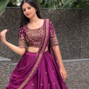 VISHNU K DESIGNS LAHENGA CHOLI DUPATTA, Traje de Seda Chinon con Bordado de Hilo y Lentejuelas, Productos de Punto de Manga Corta - Product Image 1