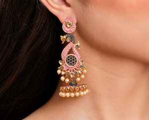Boucles d'oreilles Jhumka en or rose avec motif paon, bijoux ethniques faits à la main pour mariage - Product Image 1