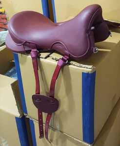 Sillín sintético rosa duradero y resistente |   Fibra de cuero PU ligera y suave con herrajes niquelados para entrenamiento ecuestre - Product Image 4