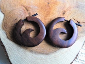 Boucles d'oreilles en bois, design en spirale brun foncé, bijoux en bois faits à la main, finition naturelle, accessoires de style bohème - Product Image 2