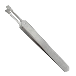 Pince à épiler pour sourcils en acier inoxydable à pointe inclinée, outil de précision durable pour l'épilation des sourcils, style moderne, fabricant au Pakistan - Product Image 1
