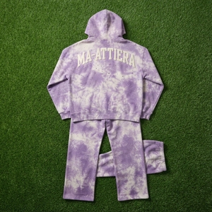 Ensemble survêtement streetwear deux pièces pour homme, violet tie-dye, avec sweat à capuche zippé et pantalon large à détails cloutés - Product Image 5