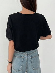 Camiseta de mujer con estilo chic, personalizada con pedrería brillante y ribete de encaje, 100% algodón, cuello redondo, informal, con dobladillo asimétrico. - Product Image 2