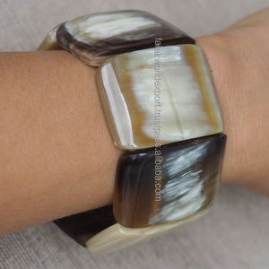 Poignets en corne faits à la main d'Afrique Bracelets en corne de buffle naturelle Bracelets en corne polie large pour femmes Bijoux Boho par FWE - Product Image 2