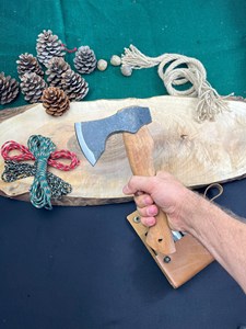 Cuchillo para Pizza Forjado a Mano, Equipo de Camping, Equipo de Bushcraft, Diseño Grabado, Hoja de Acero Forjado, Mango de Madera, 9 Pulgadas de Hoja Cortante - Product Image 1