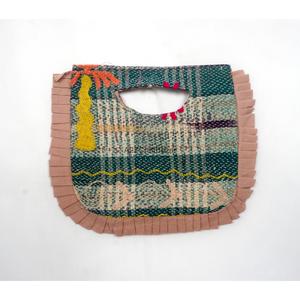 Pochette en tissu Kantha brodée Suzani faite à la main avec franges et poignée découpée, taille moyenne, motif multicolore, idéale pour les fêtes - Product Image 1