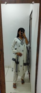 Nuevo 2025 puro Khadi algodón cuello en V bordado Color blanco bloque de mano impreso peso ligero elegante Kurti conjunto para mujeres o niñas - Product Image 2