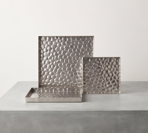 Plateau de service carré en métal massif texturé, surface aspect galets argentés, pour cuisine et table à manger - Product Image 4