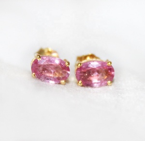 Boucles d'oreilles clous en or jaune 9 carats avec saphir rose naturel ovale Est-Ouest à 4 griffes, collection Memoria Jewels, vente en gros - Product Image 5