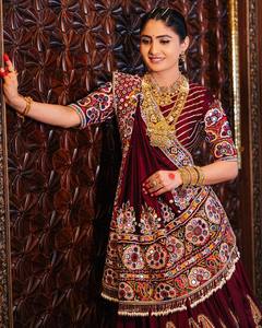 Conjunto de Lehenga Choli Bordado en Algodón Borgoña, Estilo Banarasi de Terciopelo, Vestido de Novia Indio con Dupatta para Fiestas y Festivales - Product Image 6
