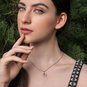 Collier pendentif en diamant symbole de luxe intemporel, bijoux en or, parfait pour les femmes, cadeau de fiançailles, cadeau de mariage, anniversaire - Product Image 4