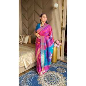 Sari en soie douce de couleur vin, Ikkat Patola, avec pallu en paon et bordure en zari doré, motifs Meenakari, vêtements indiens et pakistanais - Product Image 3