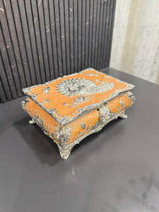 Caja de Joyería Decorativa de Metal de Lujo con Acabado Naranja, Diseño de Pavo Real Plateado, Intrincados Patrones Florales, Cofre Vintage para Recuerdos - Product Image 1