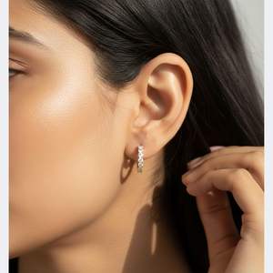 Pendientes de aro tipo Huggie con engaste de puntas compartidas y corte redondo de 1.00 CTW - Product Image 6